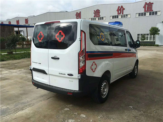 福特全順短軸低頂救護(hù)車(chē)