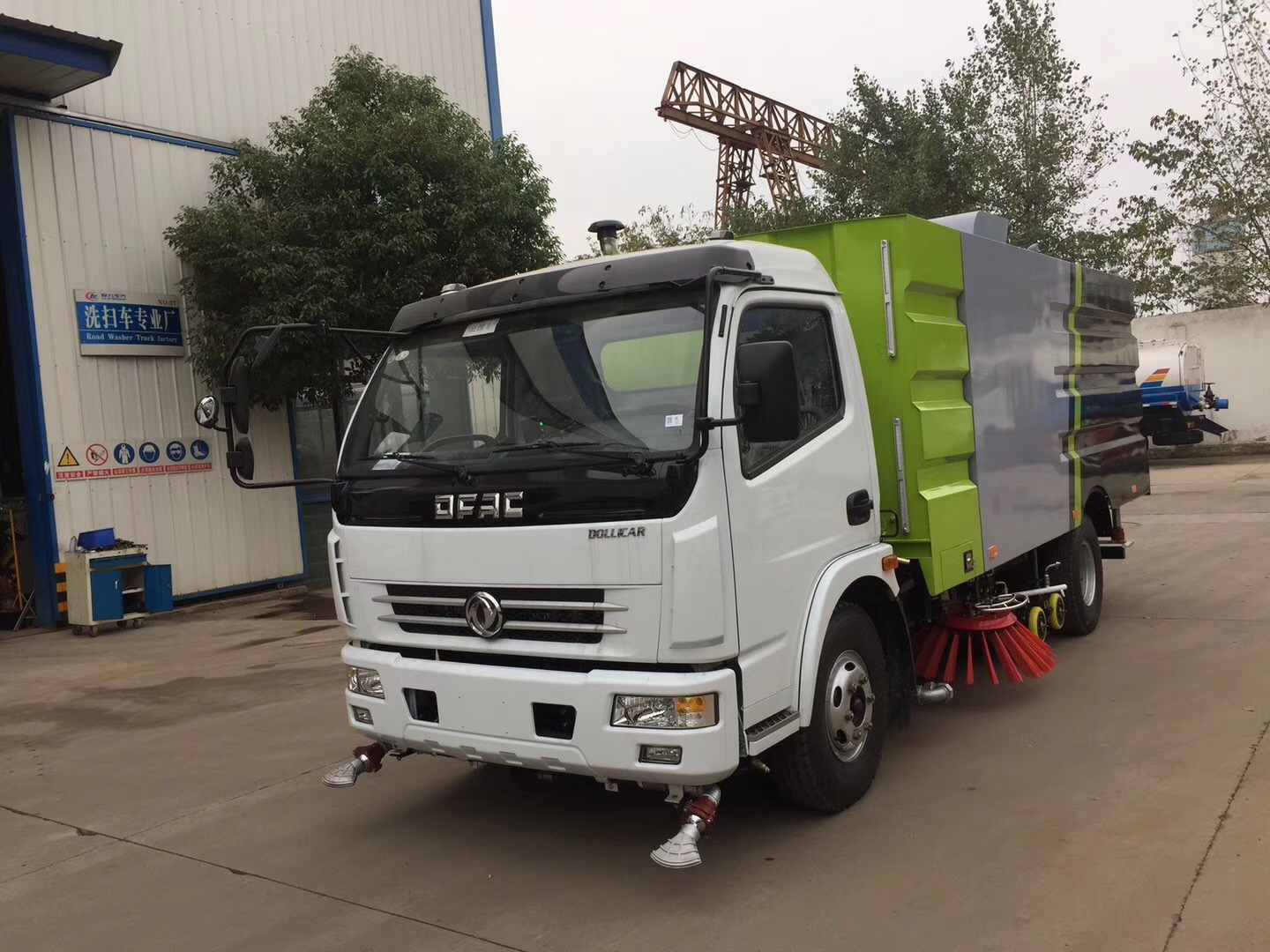 東風(fēng)大多利卡洗掃車(chē)（4方塵箱.5方水箱）