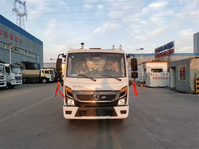 東風(fēng)多利卡干濕兩用吸塵車(chē)